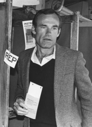 Barry Goldwater Jr. votes in CA State Primaries