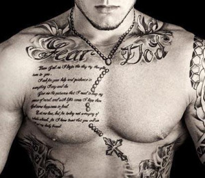 Tattoo Schrift auf die Brust - Jetzt oder Später