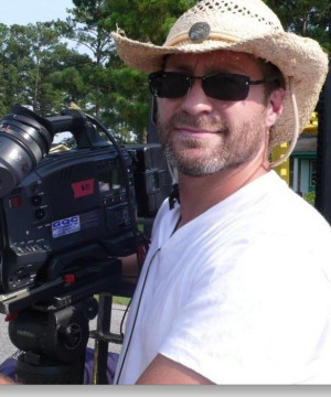 MV5BMTkxMzAzMzEyOF5BMl5BanBnXkFtZTcwMjE1MDI0OQ%40%40._V1_SY702_SX584 ...