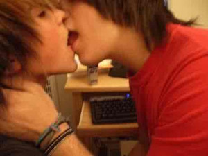 Do you think Emo guys kissing is hott??