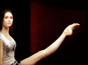 Dit is Svetlana Zakharova, een Russische Ballet danseres. Zij zit (of ...