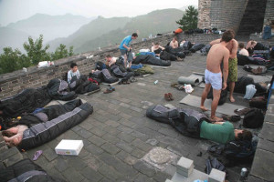 foreigners-camping-great-wall-of-china-06