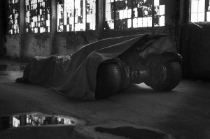 Batman vs. Superman : Zack Snyder tease… la nouvelle Batmobile !