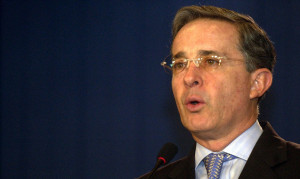 Uribe acudir a la procuradur a colombiana por acusaciones de Maduro