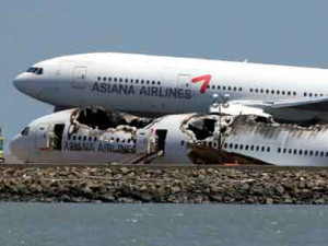 Asiana Airlines flight lands next to the wreckage of Asiana Airlines ...