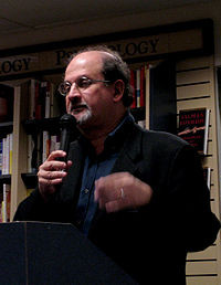 سلمان رشدی در حال ارائه و توضیح ...