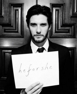 Emma Watson : Ben Barnes sostiene Emma Watson