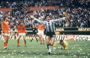 Argentina's Mario Kempes scores in the 1978 FIFA World Cup Final ...