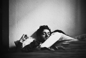 foto, en blanco y negro, pareja, amor, durmiendo /