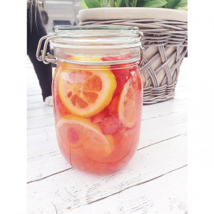 Lemon and strawberry detox water. Yum!Source: Instagram user yaaeelaa