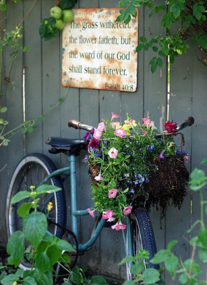 Una vecchia bicicletta-fioriera, posta vicino alla recinzione o all ...
