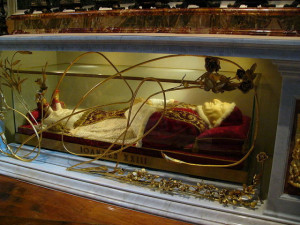 Tomb of Pope John XXIII via Diana at the German language Wikipedia.