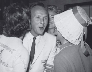 ARNOLD PALMER SURROUNDED BY LADIES
