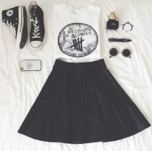 skater skirt and converse. I have this little obsession with skater ...