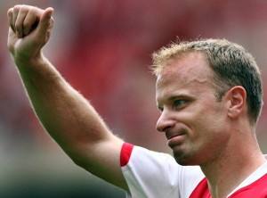 Dennis Bergkamp va avoir un statut l Emirates Stadium