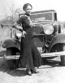 Bonnie Parkerová pred automobilom Ford V-8 B-400