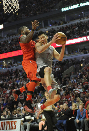 Jeremy Lin collides with Nate Robinson on Christmas Day