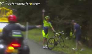 Roche holding Contador's bike after crash. It's in one piece.