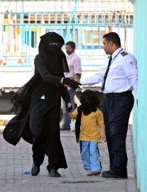 Photo: Veiled Jackson greets security guard as he enters shopping ...