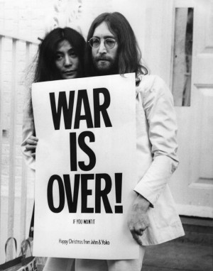 John y Yoko en una de sus varias cruzadas contestatarias.