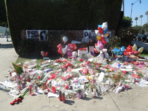 Description Whitney Houston Flowers 2.JPG