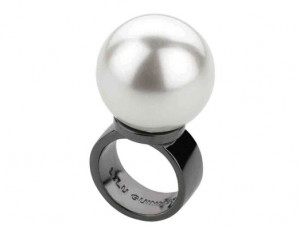 Oversize pearl cocktail ring