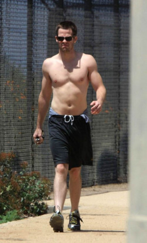 ... 11 chris pine haciendo topless en una larga caminata tags chris pine