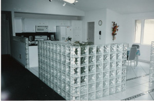 balcao bloco de vidro cozinha americana