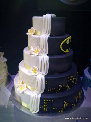 bolo tem uma metade de bolo tradicional de casamento e a outra ...