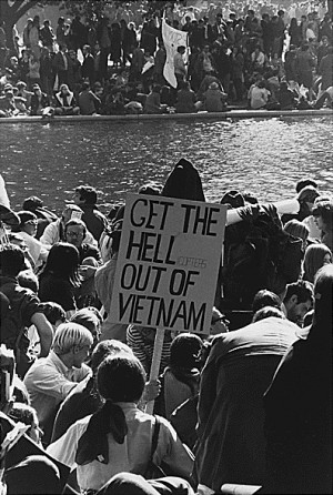 Descrizione Vietnam War Protest in DC, 1967.gif