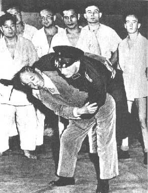 Sensei Jigoro Kano aplicando um O-Goshi em um policial