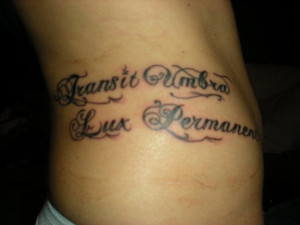 Un altro caso di tatuaggio con una frase in latino ed è accompagnata ...