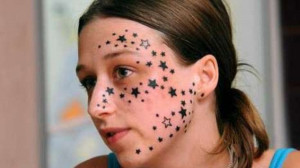 Video: une jeune femme se fait tatouer 56 étoiles sur le visage ...