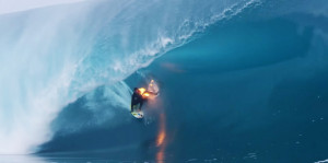 Vet! Pro surfer bedwingt golf terwijl hij in brand staat (video)