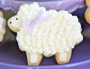 DIY // How to Decorate Easter Lamb Cookies