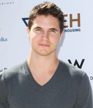 Robbie Amell Picture 3