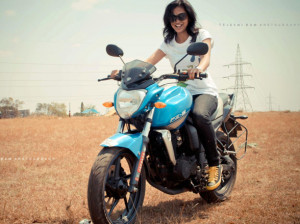 Shruthi on a Yamaha FZ – Courtesy: Tejaswi Ram