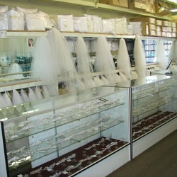 large selection of veils & tiaras de Jennifer P.