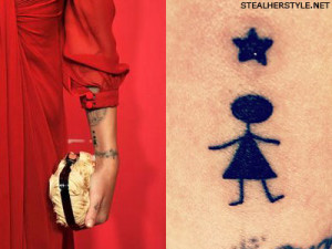 No ombro, Christina tem uma versão simplificada de ‘’Los Angeles ...