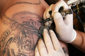 Le tatouage est un dessin pratiqué sur le corps au moyen d’objet ...