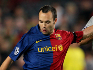 españoles candidatos al 11 ideal de la UEFA 2010 → iniesta