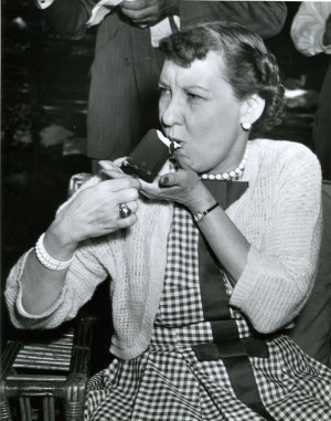 First Lady Mamie Eisenhower enjoying a Good Humor ice cream bar in ...