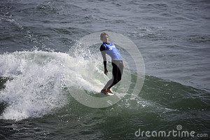 vans-us-open-surfing-competition-surfer-competes-longboard-huntington ...