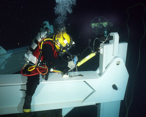 File:US Navy 020723-N-7479T-002 Navy diver conducts deep sea salvage ...