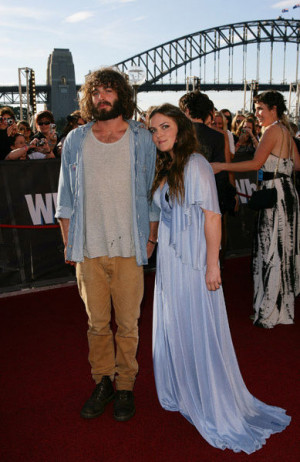 ... _aria_awards_red_carpet_2010_angus_stone_julia_stone-16dclfn.jpg