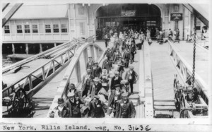 Irish Immigrants arrive at Ellis Island, New York, early 20th century ...