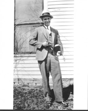 John Dillinger with the famous 1921 Colt Thompson machinegun .