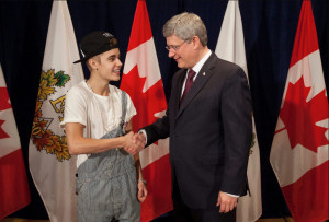 Justin Bieber with the Prime Minister of Canada in a pair of bib ...
