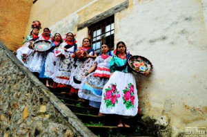 ... su traje típico y sus artesanías, bellísimas mujeres de #Michoacán