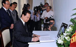 vietnam_s_prime_minister_nguyen_tan_dung_c_writes_down_a_message_of ...